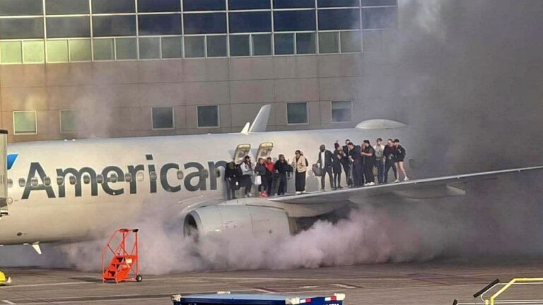 American Airlines Uçağında Acil Durum! 15 Mart 2025